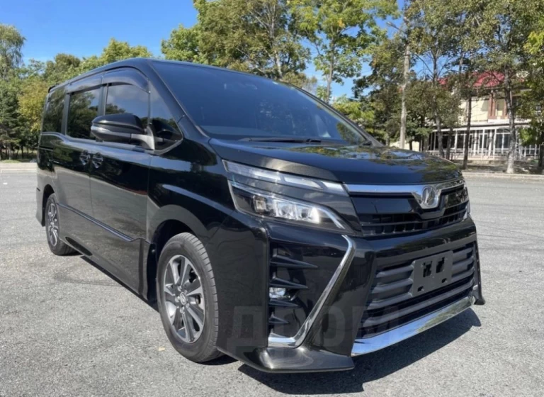 Toyota voxy 2017 г.